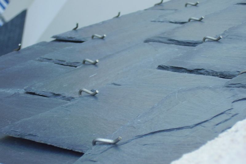 Slate roof fixed with slate hooks